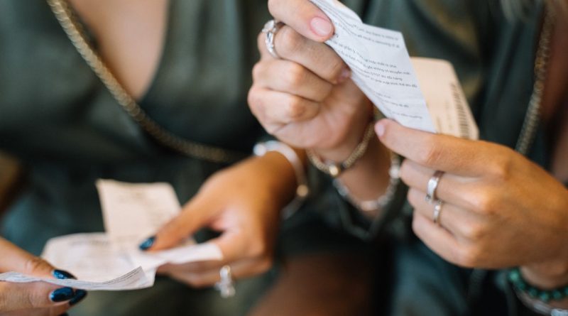 Easy Millions : jeu en communauté, probabilités et partage des gains, ce qu’il faut vraiment comprendre deux personnes observant et comparant des tickets de jeu ou reçus de loto qu'elles tiennent entre leurs mains