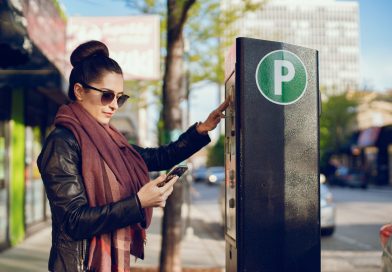 Thierry Garot et ZéroPV : simplifier la contestation des amendes et des forfaits post-stationnement Une femme réglant son stationnement à un horodateur tout en tenant son téléphone.