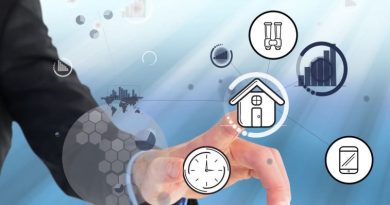 La main d'un professionnel en costume interagit avec une interface numérique illustrant la gestion immobilière