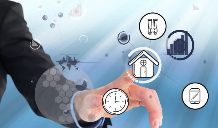 La main d'un professionnel en costume interagit avec une interface numérique illustrant la gestion immobilière