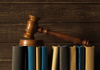 Proxénétisme de rue à Aix-en-Provence : quatre hommes écopent de deux à sept ans de prison ferme Un marteau de juge en bois posé avec son socle sur une rangée de livres anciens, devant un fond en lambris de bois sombre.